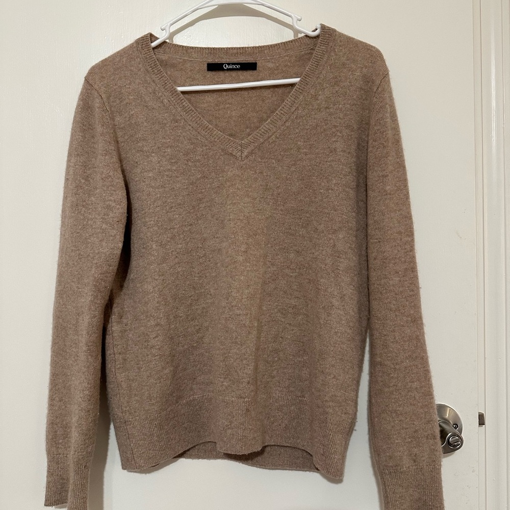 Quince Women's cashmere V-Neck Sweater in oatmeal